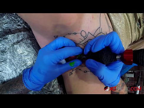 ❤️ Tsis tshua muaj tattooed hottie Sully Savage tau txais tattoo ntawm nws clitoris ☑ Anal porn ntawm peb hmn.hentaibar-com.ru% ❌️ Ib